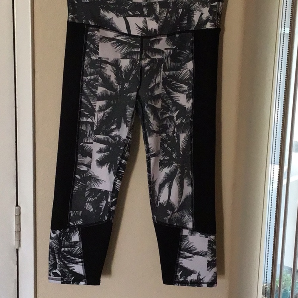 Fabletics Palm Tree crop legging EUC SZ S